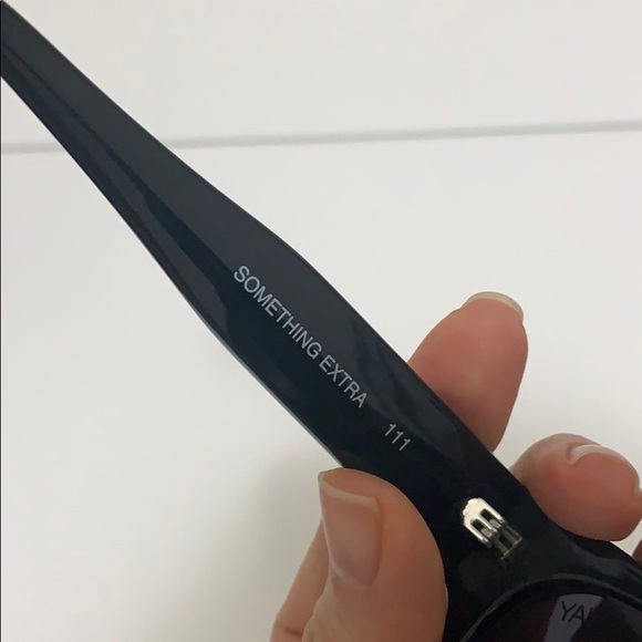 Quay - black frame sunglasses - Picture 3 of 7